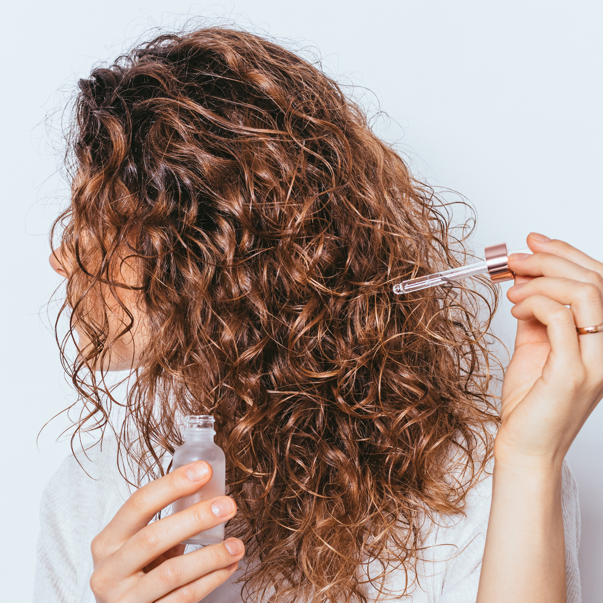Comment hydrater ses cheveux bouclés naturellement ?