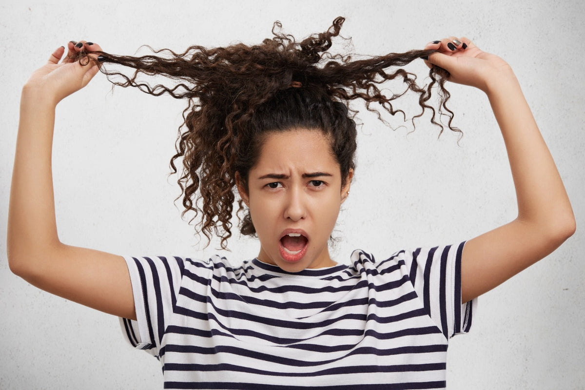 Pourquoi les cheveux texturés s’emmêlent plus vite (et comment l’éviter)
