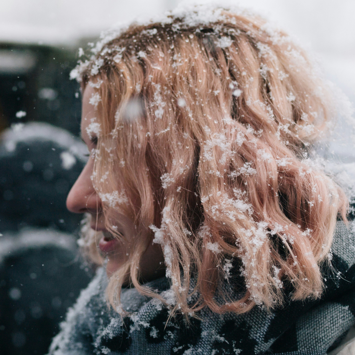 Cheveux électriques en hiver : 10 solutions simples (bonnet, frottements, humidité)