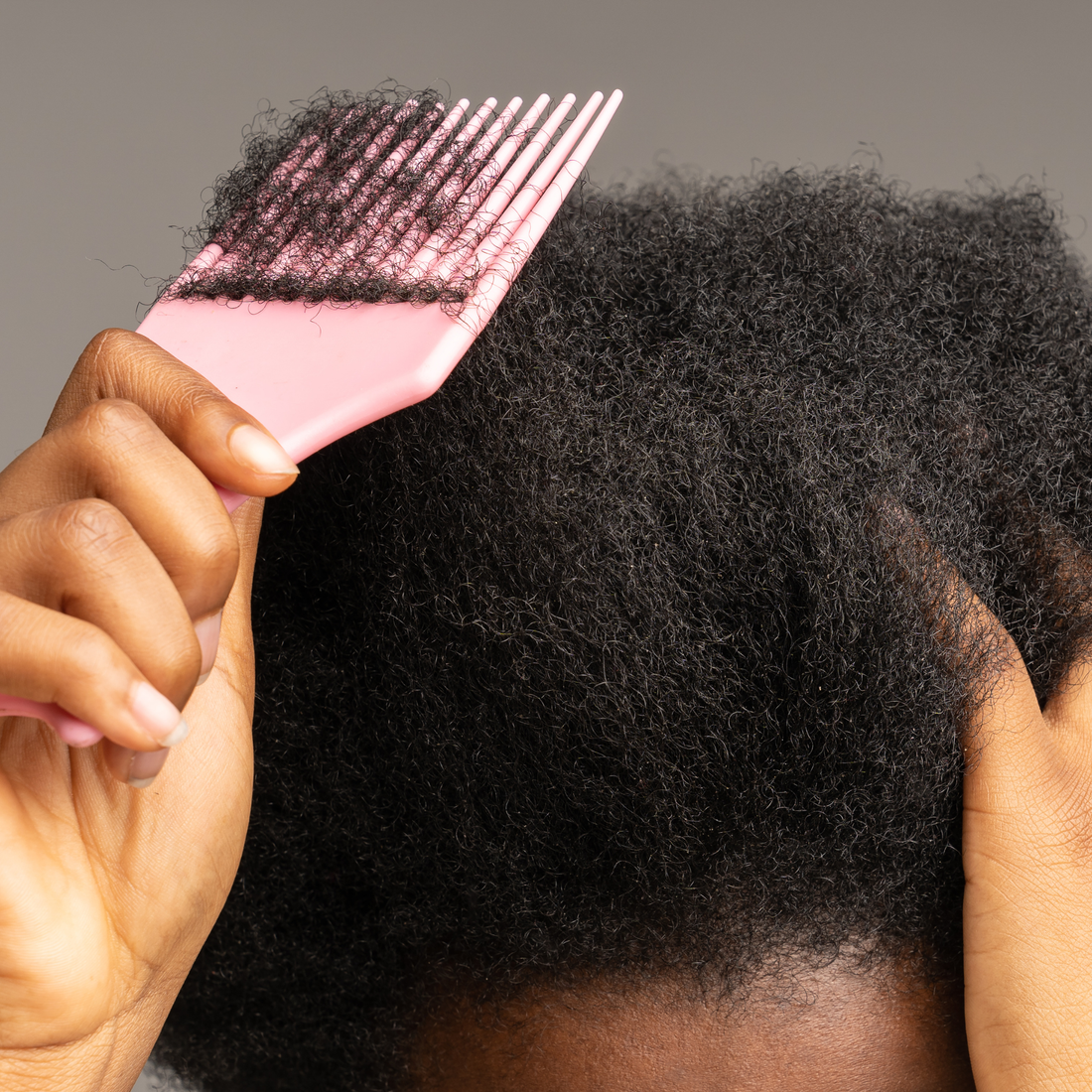 Démêler les cheveux texturés sans douleur : méthodes douces pour petits et grands