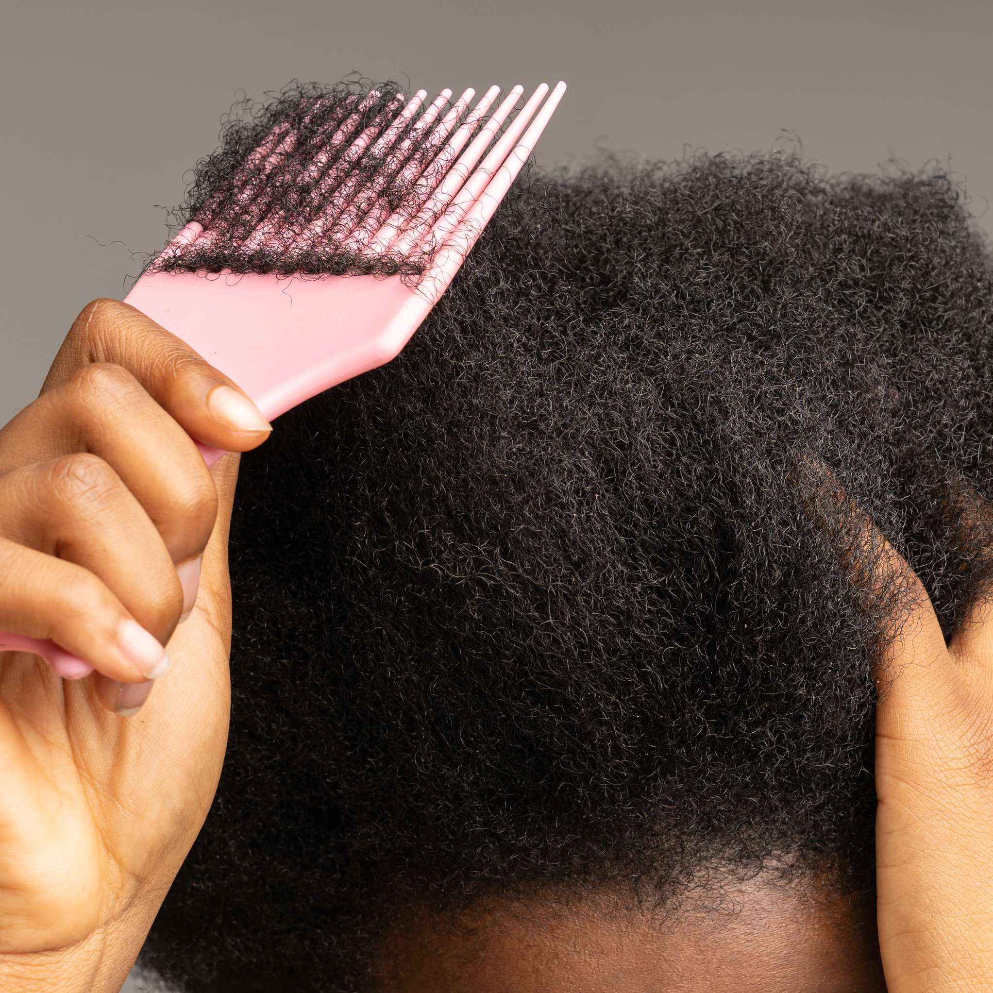 Démêler les cheveux texturés sans douleur : méthodes douces pour petits et grands