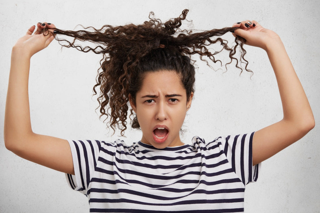 Pourquoi les cheveux texturés s’emmêlent plus vite (et comment l’éviter)