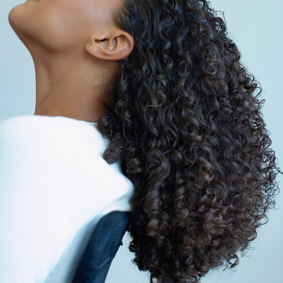 Frisottis, gonflement, humidité : comprendre les réactions des cheveux texturés