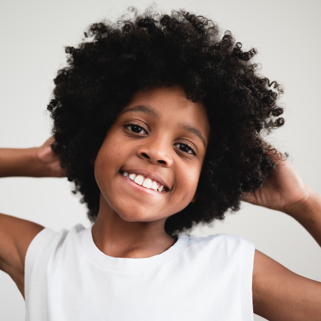 Prendre soin des cheveux texturés des enfants : routine douce dès 1 an